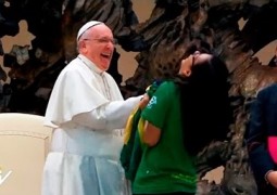 Brasileira arranca gargalhada de Papa Francisco em visita ao Vaticano