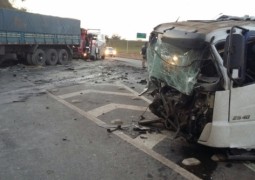 Grave acidente entre carreta e caminhão bloqueia o trânsito na BR-262