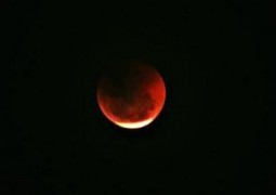 Sangotardenses presenciam eclipse total em noite de superlua no céu de São Gotardo