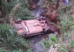 Veículo cai de perigosa ponte em curva na LMG-764 entre São Gotardo e Matutina