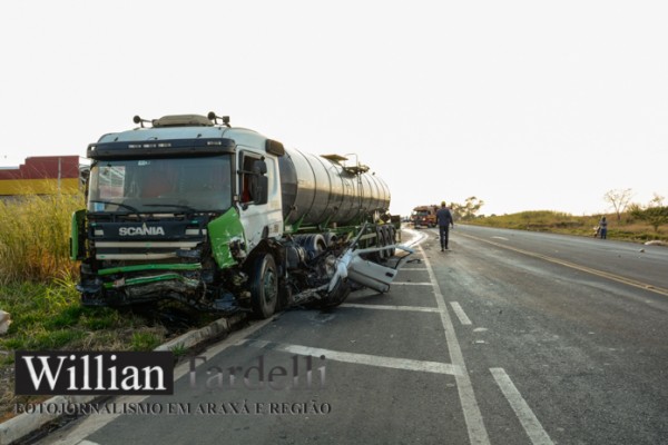 Colisao_Vectra_e_Carreta_mata_casal_na_Br.452_em_Araxa-4