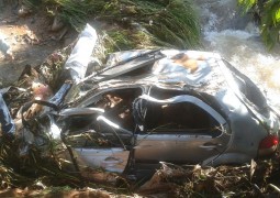 Mais um carro é encontrado destruído nas margens do Córrego Confusão após a forte chuva desta segunda-feira em São Gotardo