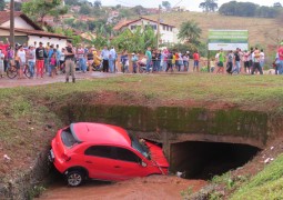 Chuva de 15 minutos em São Gotardo provoca estragos por toda cidade