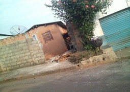 Veículo descontrolado acerta muro de casa e motorista foge do local do incidente em São Gotardo