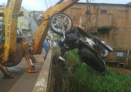 Motocicleta desaparecida é encontrada dentro do Córrego Confusão em São Gotardo
