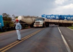 Duas carretas se chocam na BR-262 em Campos Altos e trânsito fica impedido por mais de uma hora