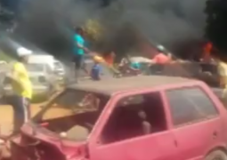 Incêndio destrói veículos que iriam para leilão em Carmo do Paranaíba