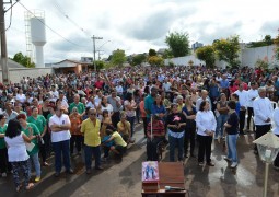 Missa de Finados reúne centenas de pessoas em celebração em frente ao cemitério de São Gotardo