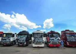 Caminhoneiros iniciam nova paralisação em rodoviais, desta vez pedindo o impeachment contra a presidente Dilma Rousseff