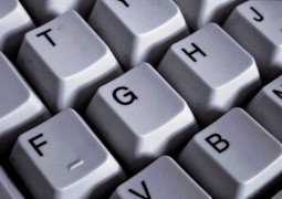 Por que razão o teclado não está por ordem alfabética?