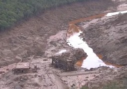 Ibama diz que vai multar Samarco por danos ambientais em MG após rompimento das barragens