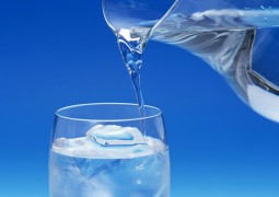 Beber água antes de refeição pode ajudar a perder peso, diz estudo
