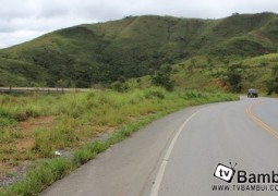 Criminosos fazem motorista de refém e roubam caminhão que transportava carne bovina na BR-354