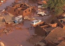 Barragens se rompem e enxurrada de lama destrói distrito de Mariana