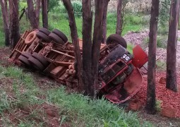 Caminhão tomba na BR-354 próximo ao trevo de São Gotardo e motorista fica preso nas ferragens