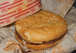 Homens guardam hambúrguer do MacDonald’s em uma caixa por 20 anos e sanduíche se conserva por conta própria