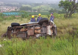 Caminhonete com placas de São Gotardo cai em ribanceira no Santuário de Campos Altos