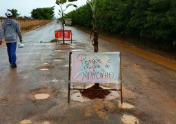 Revoltada com descaso vivido em Guarda dos Ferreiros, população realiza manifestação e tapa buracos com “bananeiras”