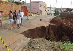 Denúncia: Após período de chuvas, moradora do bairro São Lucas teme que sua casa “caia” após desabamento e “cratera” ser aberta em lote