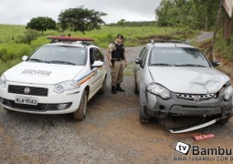 Suposto ladrão bate carro roubado em traseira de caminhão na BR-354 e foge após a batida