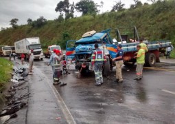 Acidente envolvendo carreta e caminhão deixa BR-262 interditada por mais de uma hora e causa congestionamento de 2-KM