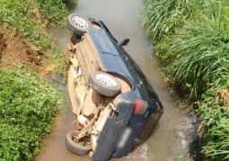 Após batida violenta veículo cai dentro de Córrego em São Gotardo