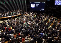 Processo de impeachment contra presidente Dilma Rousseff é aprovado pela Câmara de Deputados