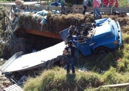 Caminhão tomba e cai em córrego na LMG-764 entre as cidades São Gotardo e Matutina