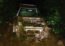 Polícia Militar de Carmo do Paranaíba localiza pick-up Strada que estava sendo desmanchada em fazenda de café e suspeitos são presos