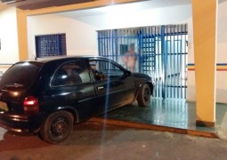 Motorista alcoolizado bate veículo em quartel da Polícia Militar de São Gotardo e acaba preso