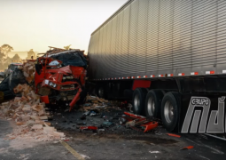 Homem morre em acidente entre carreta e caminhão de tijolos na BR-262 em Araxá