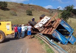 Caminhão tomba em perigosa curva entre as cidades de São Gotardo e Matutina