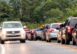 Uso do farol baixo em rodovias começa a ser obrigatório a partir de hoje