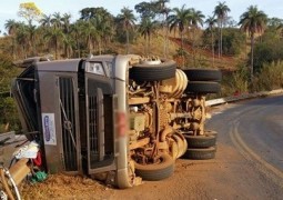 Carreta transportando farelo de soja tomba em ponte e deixa LMG-764 interditada