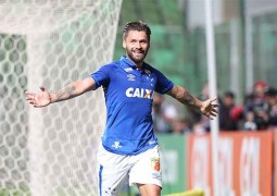 Com três de Rafael Sobis, Cruzeiro faz 4 a 2 no Internacional e volta a vencer no Brasileiro