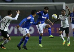 Prejudicado pela arbitragem, Cruzeiro controla o Corinthians e busca empate no Pacaembu, em SP