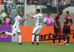 Com gol de Robinho, Galo supera Atlético-PR e mantém perseguição ao líder do Brasileiro