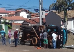 Caminhão carregado de silo tomba em São Gotardo