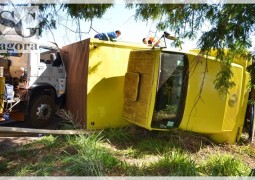 Motorista fica ferido em grave acidente na ponte do Córrego Fundo envolvendo caminhão carregado com cerveja