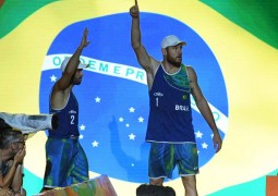 Após ouro, Bruno critica horário: “Vôlei de praia combina com sol”