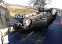 Motorista dorme ao volante e capota veículo na BR-262