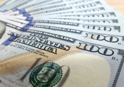 Dólar firma queda à espera de desdobramentos da Lava-Jato