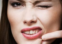 Espremer espinhas pode causar celulite facial