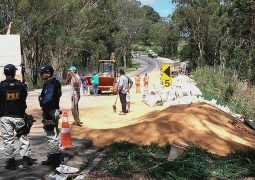 Carreta perde o controle na BR-262 e atinge outros dois veículos de carga