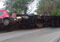 Carga se solta de carroceria e carreta tomba na BR-354 próximo a entrada de Guarda dos Ferreiros