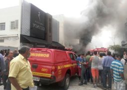 Bombeiros combatem incêndio em loja no Centro de Araxá
