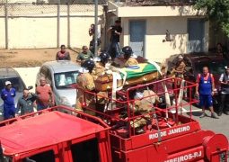 Sob aplausos, hino brasileiro e gritos de “Capita”, Torres é sepultado no Rio