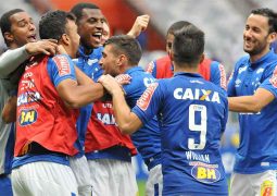 Atacantes desencantam, Cruzeiro vence Fluminense e encaminha permanência na elite