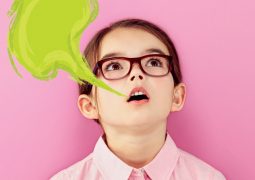 Respirar de boca aberta gera mau hálito em crianças
