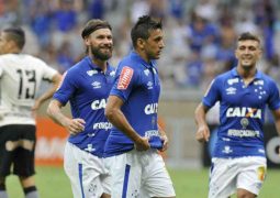 Com grande atuação de Robinho, Cruzeiro bate Corinthians em jogo de cinco gols no Mineirão